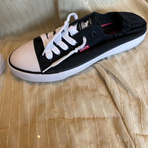 Sneaker (Shoes) - Picture 3 of 7